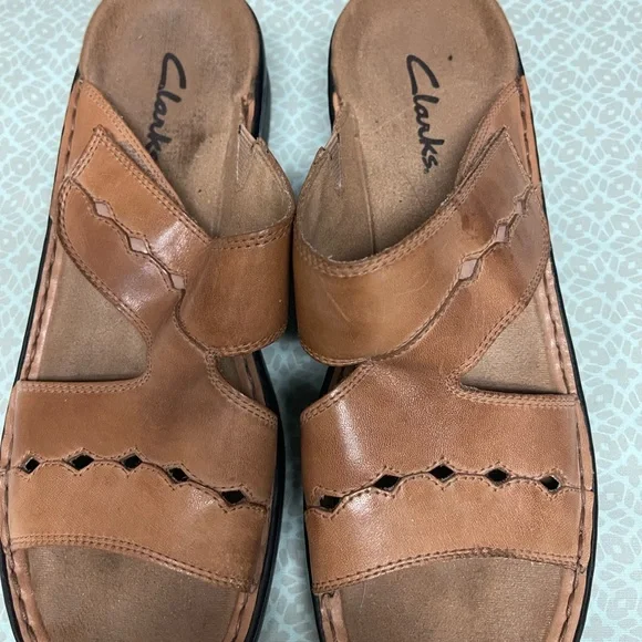 Clarks Men’s Tan Leather Slide Sandals - Picture 2 of 8